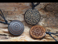 Load image into Gallery viewer, Halskette Holz verstellbar Anhänger keltischer Knoten - chic-net.de
