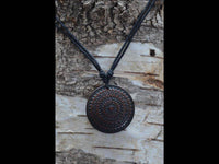 Load image into Gallery viewer, Halskette Holz verstellbar Anhänger Mandala balinesisch - chic-net.de

