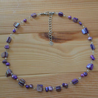 Load image into Gallery viewer, Halskette lila Perlen Perlmutt Muschel Splitter 42-48 cm - chic-net.de
