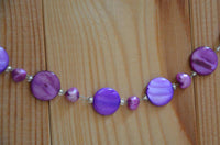 Load image into Gallery viewer, Halskette lila violett Perlmutt Muschel Perlen Scheiben - chic-net.de

