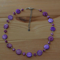 Load image into Gallery viewer, Halskette lila violett Perlmutt Muschel Perlen Scheiben - chic-net.de
