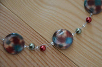 Load image into Gallery viewer, Halskette Perlmutt Muschel Scheiben Blumen Perlen grün rot - chic-net.de
