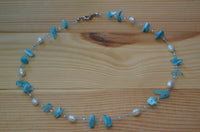 Load image into Gallery viewer, Halskette Perlmutt Splitter türkis Perlen weiß 42 cm - chic-net.de
