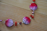 Load image into Gallery viewer, Halskette Perlmutt Zebra Perlen Koralle rot violett - chic-net.de
