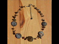 Load image into Gallery viewer, Halskette Perlmutt Zebra Perlen Steinsplitter braun Tigerauge - chic-net.de
