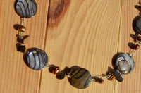 Load image into Gallery viewer, Halskette Perlmutt Zebra Perlen Steinsplitter braun Tigerauge - chic-net.de
