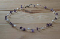 Load image into Gallery viewer, Halskette Steinsplitter Perlen Amethyst lila weiß 42 cm - chic-net.de
