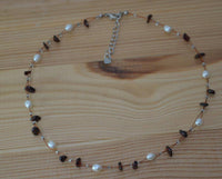 Load image into Gallery viewer, Halskette Steinsplitter Perlen rubin rot weiß 42-48 cm - chic-net.de
