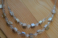 Load image into Gallery viewer, Halskette zweilagig beige Glasperlen Perlmutt Splitter - chic-net.de
