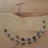 Load image into Gallery viewer, Halskette zweilagig Perlen gold braun Glas Perlmutt Splitter - chic-net.de
