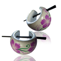 Load image into Gallery viewer, Hawaii Blume lila Holzcreolen weiß grün Pin-Ohrringe Pin-Creolen Holz Horn Pin handbemalt 16 mm - chic-net.de
