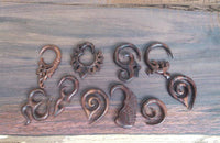Load image into Gallery viewer, Holz dunkelbraun Lobe Piercing Bogen Hook Zacken - chic-net.de
