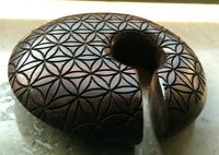 Load image into Gallery viewer, Holz dunkelbraun Piercing Hoop Creole Blume des Lebens - chic-net.de
