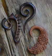 Cargar imagen en el visor de la galería, Holz Hook Ohr Piercing braun Feder Blume 6mm - chic-net.de
