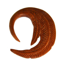 Cargar imagen en el visor de la galería, Holz Hook Ohr Piercing Sawoholz rotbraun Federn 4mm 6mm - chic-net.de
