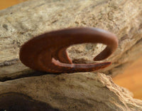 Cargar imagen en el visor de la galería, Holz Hook Ohr Piercing Sawoholz rotbraun Federn 4mm 6mm - chic-net.de
