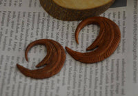 Cargar imagen en el visor de la galería, Holz Hook Ohr Piercing Sawoholz rotbraun Federn 4mm 6mm - chic-net.de
