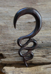 Load image into Gallery viewer, Holz Lobe Piercing Dehner dunkelbraun gewunden - chic-net.de
