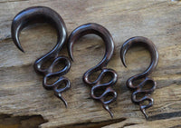 Load image into Gallery viewer, Holz Lobe Piercing Dehner dunkelbraun gewunden - chic-net.de
