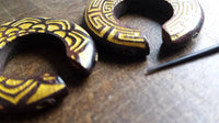 Load image into Gallery viewer, Holz Pin Creolen oval 38mm dunkel braun Horn-Pin Ohrringe gold Muster Handarbeit - chic-net.de
