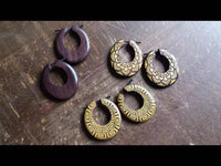 Load image into Gallery viewer, Holz Pin Creolen oval 38mm dunkel braun Horn-Pin Ohrringe gold Muster Handarbeit - chic-net.de
