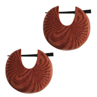 Load image into Gallery viewer, Holz Pin Creolen Sawoholz Horn-Pin 23 mm rund dunkle Gravur Motiv unisex - chic-net.de
