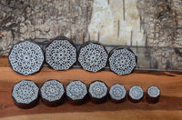 Cargar imagen en el visor de la galería, Holz Plug Blumen Wabe silber double flared - chic-net.de
