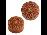 Load image into Gallery viewer, Holz Plug Blütenblatt Mandala Blume Sawoholz rotbraun golden Gravur - chic-net.de
