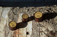 Load image into Gallery viewer, Holz Plug dunkelbraun Maya Maske gold Lasergravur - chic-net.de
