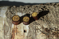 Load image into Gallery viewer, Holz Plug dunkelbraun Maya Maske gold Lasergravur - chic-net.de
