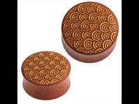 Load image into Gallery viewer, Holz Plug goldene Spiralen Kreis Sawoholz rotbraun Gravur - chic-net.de
