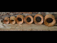 Load image into Gallery viewer, Holz Plug Olivenholz Sonnenblume handmade double flared - chic-net.de
