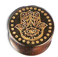Cargar imagen en el visor de la galería, Holz Plug Poor Mans Hand Tamarind Khamsa Punkte gold bemalt Lasergravur Fatima Auge Tunnel Tribal - chic-net.de

