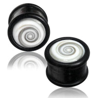 Load image into Gallery viewer, Holz Plug Shivaauge schwarz weiß Muschel Tunnel Organic Ohrschmuck Ohrstecker Ohrringe - chic-net.de
