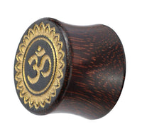 Cargar imagen en el visor de la galería, Holz Plug Tamarind Wood Blume Om gold bemalt Lasergravur handgeschnitzt Tribal Tunnel Organic - chic-net.de
