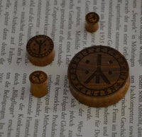 Cargar imagen en el visor de la galería, Holz Plug Teakholz Rune Leben Tod Punkte double flared - chic-net.de
