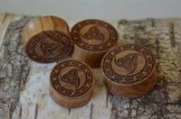 Cargar imagen en el visor de la galería, Holz Teakholz Plug Odins Horn Knotenrand double flared - chic-net.de
