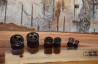 Cargar imagen en el visor de la galería, Holz Tunnel Sonoholz Triskele Inlay drei Sicheln Plug - chic-net.de
