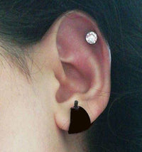 Load image into Gallery viewer, Holzcreolen, dunkelbraune Holzcreolen, handgeschnitzt aus braunem Sonoholz, 16mm, Pin-Ohrringe.
