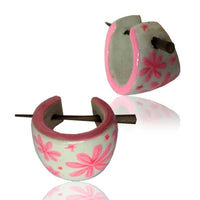 Load image into Gallery viewer, Holzcreolen rosa weiß Pin-Ohrringe Pin-Creolen Blumen Holz Horn Pin handbemalt 16 mm - chic-net.de
