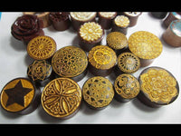 Load image into Gallery viewer, Holzplug Träne Ornament golden Tropfen umgedreht Schlitz Lobe Piercing Holz Plug - chic-net.de
