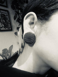 Load image into Gallery viewer, Holzplug Zebraholz handgeschnitzt braun gestreift Tribal Holz Tunnel Plug Expander - chic-net.de
