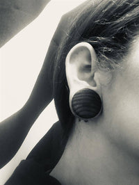 Load image into Gallery viewer, Holzplug Zebraholz handgeschnitzt braun gestreift Tribal Holz Tunnel Plug Expander - chic-net.de
