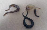 Cargar imagen en el visor de la galería, Hook Buffalo Horn Piercing Expander Bogen gewunden hell bis schwarz 6mm Lobe - chic-net.de
