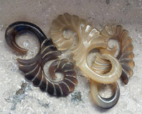 Load image into Gallery viewer, Hook Horn Piercing Expander abstrakt S-Form natural - chic-net.de
