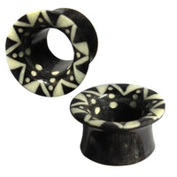Cargar imagen en el visor de la galería, Horn Flesh Tunnel schwarz weiß Zacken Muster Organic Expander Tribal Plug Piercing Plugs Unisex - chic-net.de
