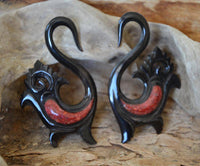 Cargar imagen en el visor de la galería, Horn Piercing Dehnschnecke rot Inlay Schwan - chic-net.de
