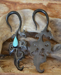 Load image into Gallery viewer, Horn Piercing Dehnspirale Türkis Inlay Feder Pfau - chic-net.de
