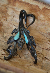 Load image into Gallery viewer, Horn Piercing Dehnspirale Türkis Inlay Feder Pfau - chic-net.de
