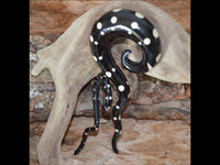 Load image into Gallery viewer, Horn Piercing Expander schwarz Thai-Spirale Punkte weiß - chic-net.de

